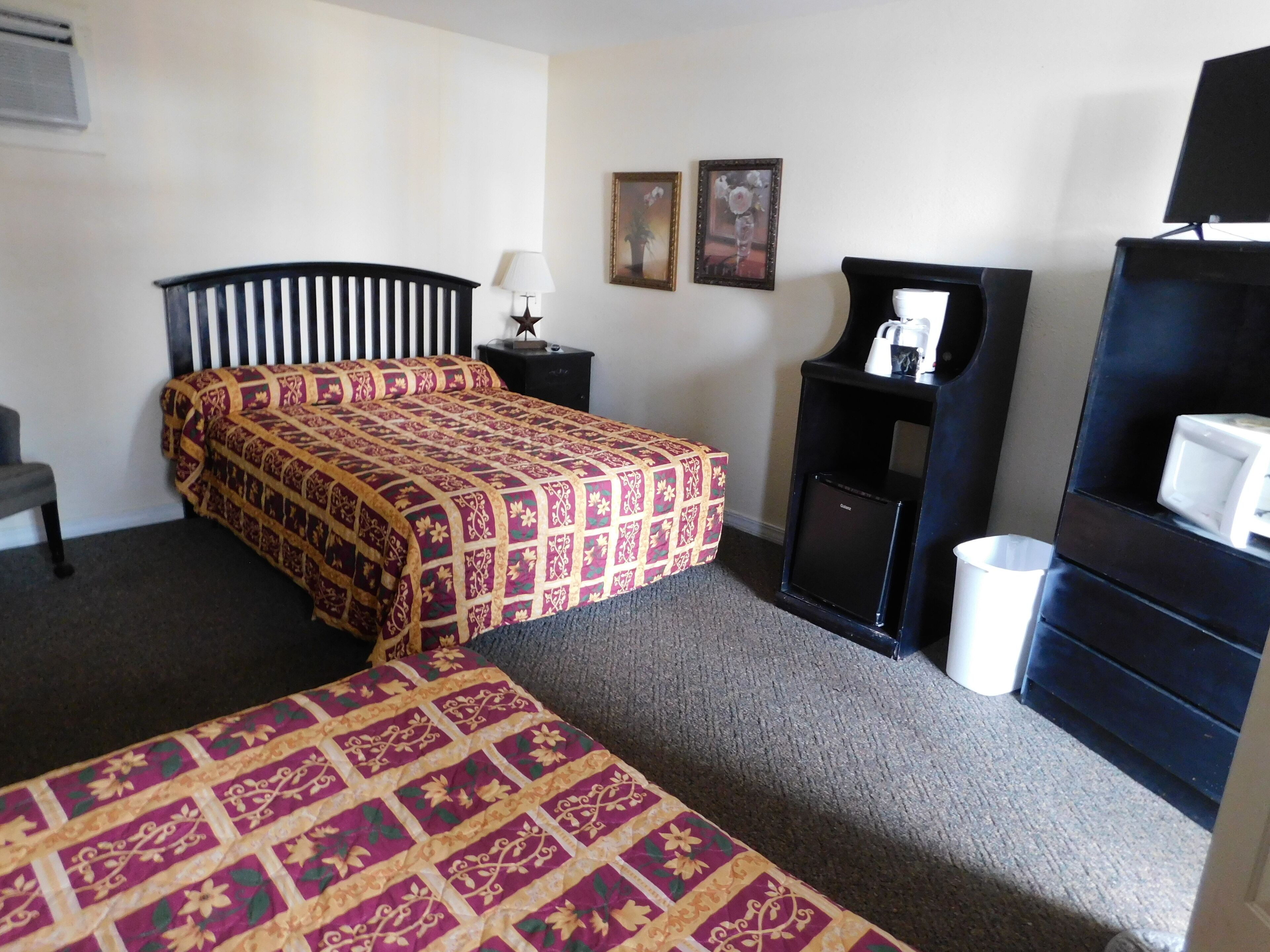 Comfort Double Room, 2 Queen Beds, Non Smoking, Pets Allowed | Free WiFi, bed sheets