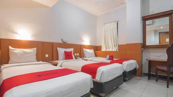 Family Room | Desk, blackout curtains, free WiFi