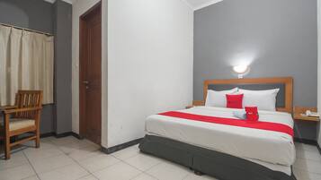 Desk, blackout curtains, free WiFi