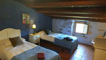 Cortinas blackout, insonorización, wifi gratis y ropa de cama