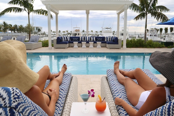 6 outdoor pools, free cabanas, pool umbrellas