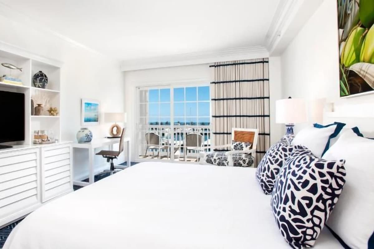 Egyptian cotton sheets, premium bedding, down comforters, in-room safe