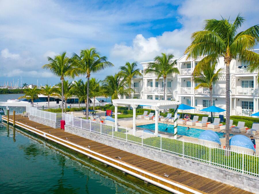 6 outdoor pools, free pool cabanas, pool umbrellas