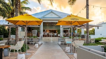 6 albercas al aire libre y camas balinesas gratuitas