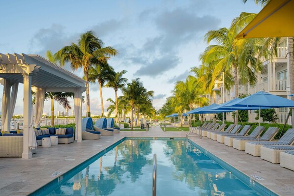 6 piscines extérieures, cabanons gratuits, parasols de plage