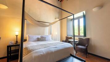 Classic Room | Minibar, in-room safe, desk, soundproofing