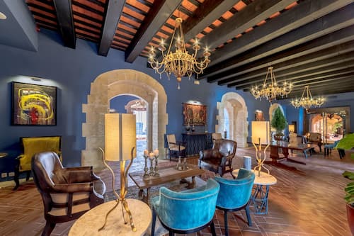 Lobby lounge