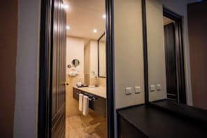 Ducha, artículos de tocador gratuitos, secador de pelo, batas