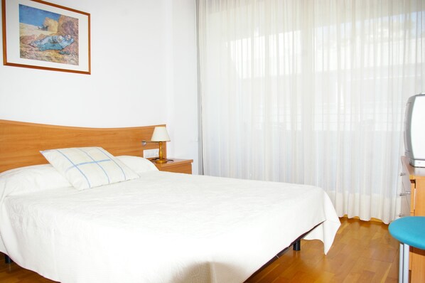 Apartment, 3 Bedrooms | 3 bedrooms, blackout drapes, iron/ironing board, cribs/infant beds - Apartamento Ancora (Tossa de Mar)