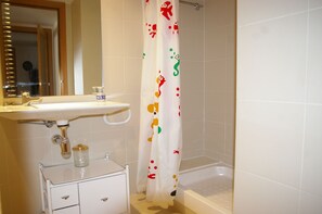 Apartment, 3 Bedrooms | Bathroom - Apartamento Ancora (Tossa de Mar)