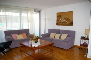 Apartment, 3 Bedrooms | Living area | 40-inch TV with cable channels - Apartamento Ancora (Tossa de Mar)