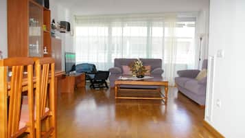 Apartment, 3 Schlafzimmer | Wohnbereich | 40-Zoll-Fernseher mit Kabelempfang