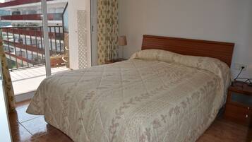 Apartamento, 2 habitaciones | 2 dormitorios, cortinas opacas, tabla de planchar con plancha