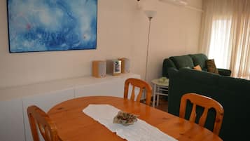 Appartement, 2 chambres | Salle de séjour | Télévision à écran plasma de 28 pouces avec chaînes numériques