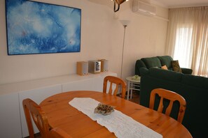 Departamento, 2 habitaciones | Sala de estar | Televisión de plasma de 28 pulgadas con canales digitales y televisión 