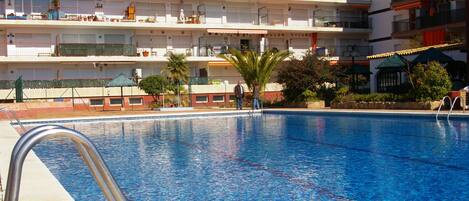 Outdoor pool, sun loungers