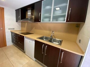 Grand réfrigérateur, micro-ondes, four, plaque de cuisson