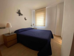 2 dormitorios, cortinas opacas, tabla de planchar con plancha