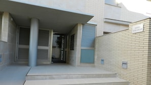 A building entrance with a sign reading "Edifii Voramar". - Apartamento Voramar (Tossa de Mar)