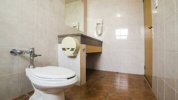 Habitación estándar | Baño | Regadera, amenidades de baño gratuitas, toallas, jabón