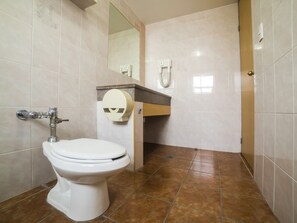 Chambre Standard | Salle de bain | Douche, articles de toilette (gratuits), serviettes fournies, savon