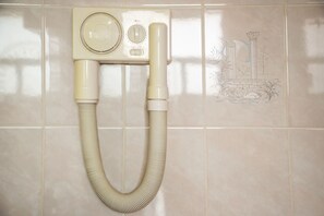 Regadera, amenidades de baño gratuitas, toallas, jabón