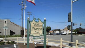 Segnaletica per Villa Franca Inn con avviso di disponibilità.