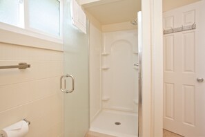 Regadera, amenidades de baño gratuitas, secadora de cabello, toallas