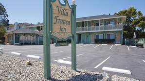 Segnaletica per Villa Franca Inn, con un parcheggio di fronte.