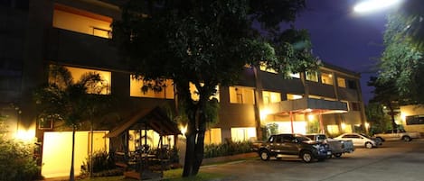 Fachada de la propiedad por la tarde o noche
