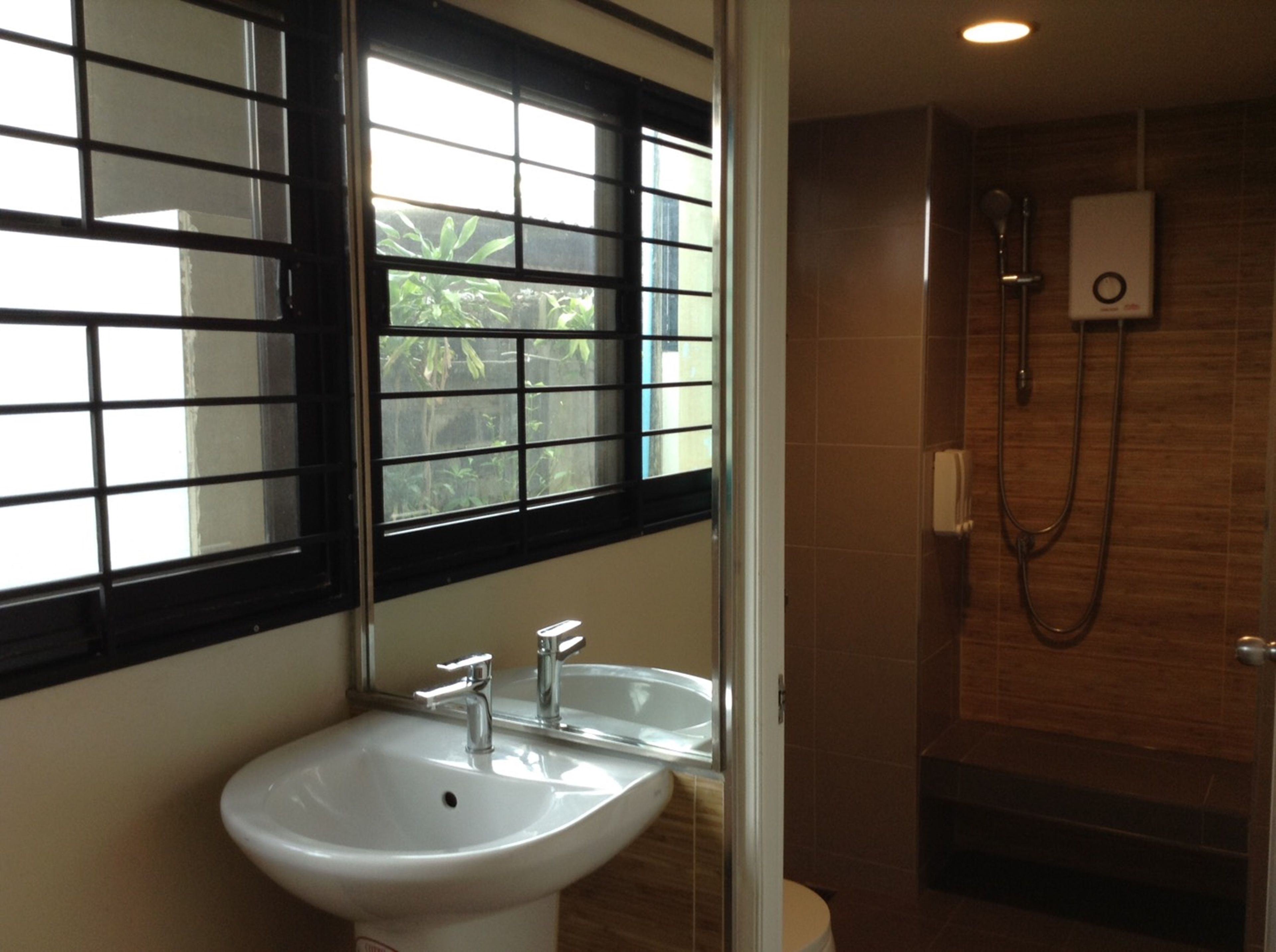 standard twin room | bathroom | shower, free toiletries, towels