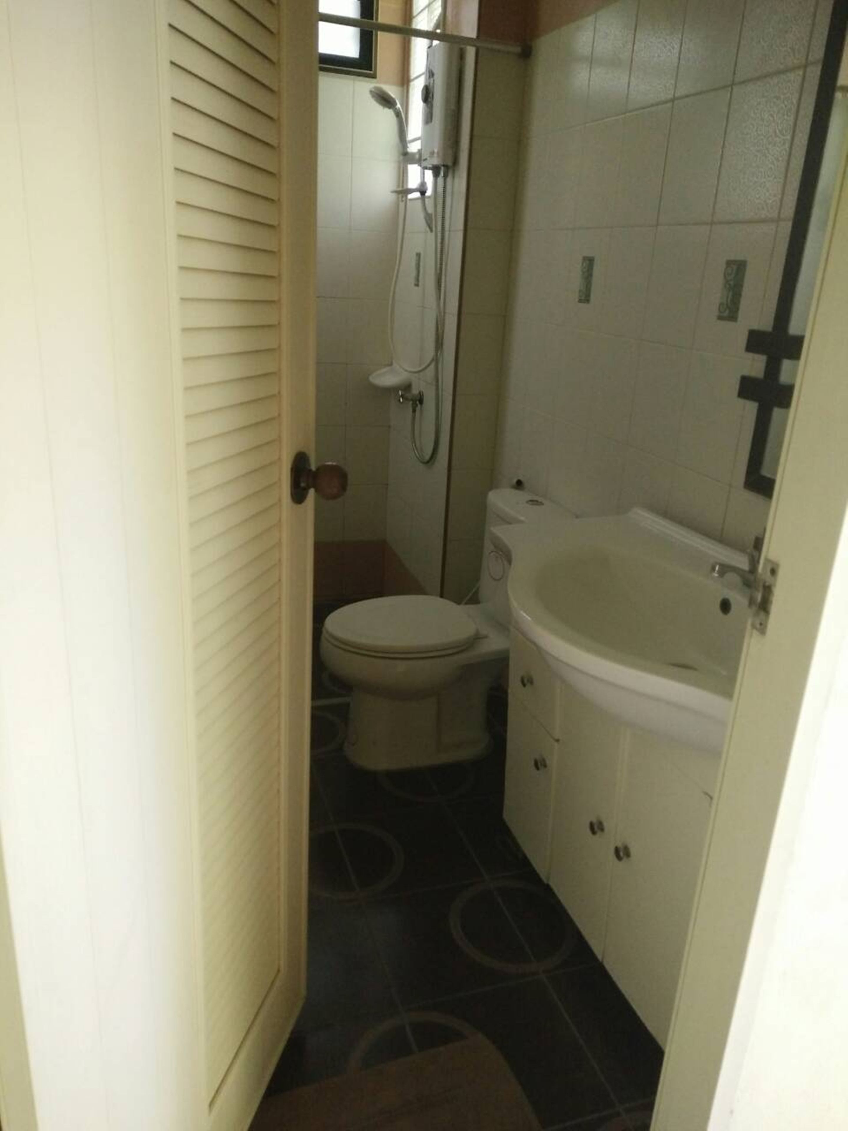 standard double room | bathroom | shower, free toiletries, towels
