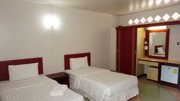 Habitación estándar con 2 camas individuales | Escritorio, camas extra, wifi gratis y ropa de cama