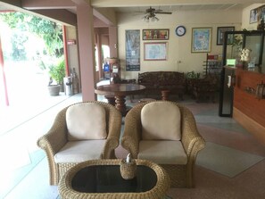 Lobby sitting area - Srisomthai Hotel (Ubon Ratchathani)