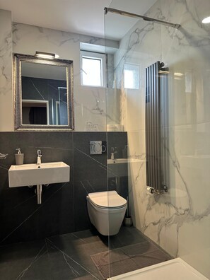 Shower, free toiletries, hair dryer - Rooms Madison (Zagreb)