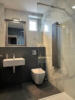 Ducha, artículos de tocador gratuitos, secador de pelo