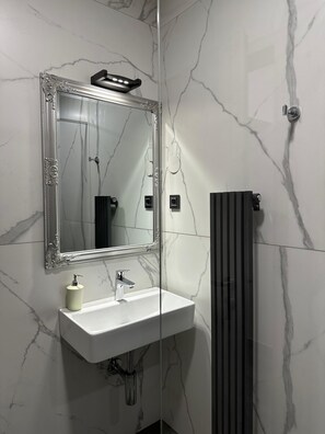 Shower, free toiletries, hair dryer - Rooms Madison (Zagreb)