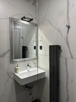 Shower, free toiletries, hair dryer
