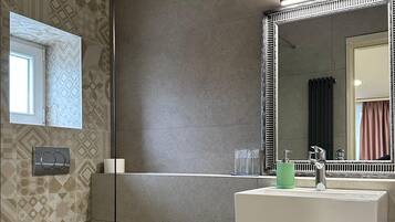 Classic Single Room | Bathroom | Shower, free toiletries, hair dryer