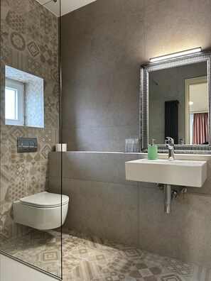 Classic Single Room | Bathroom | Shower, free toiletries, hair dryer - Rooms Madison (Zagreb)