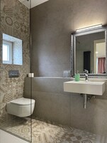 Klassieke eenpersoonskamer | Badkamer | Een douche, gratis toiletartikelen, een haardroger