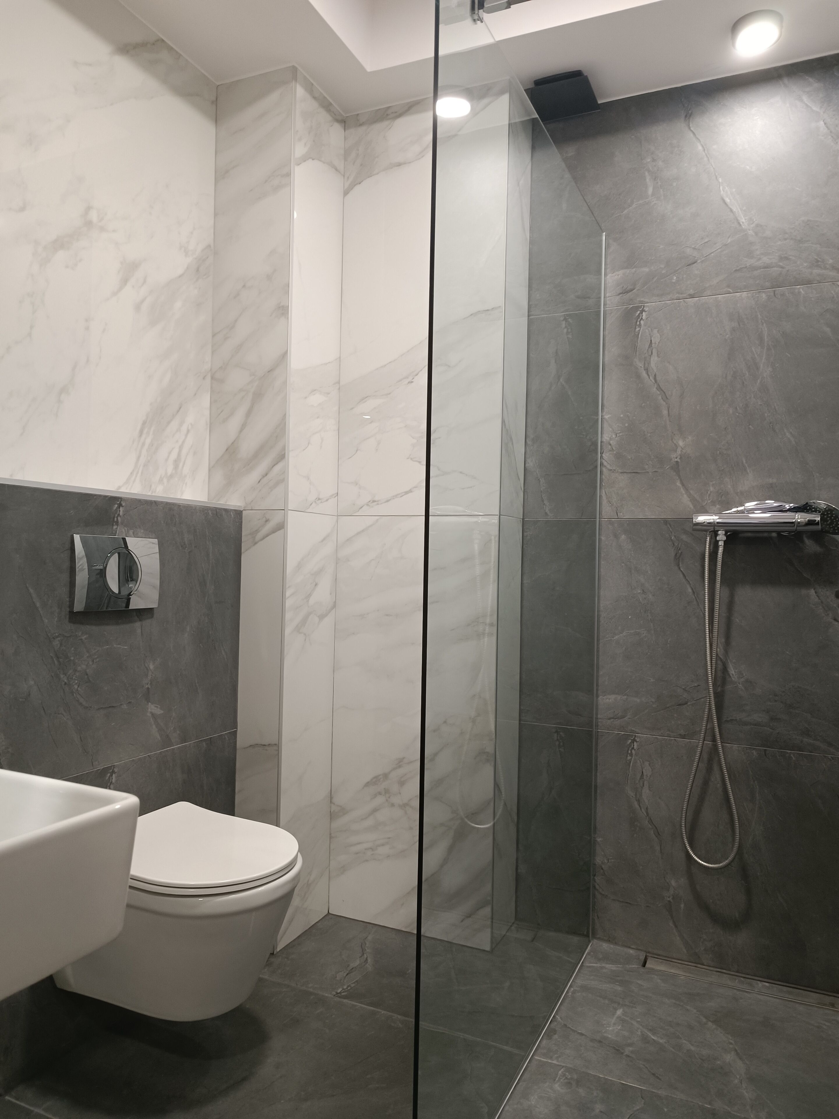 Shower, perlengkapan mandi gratis,  dan pengering rambut