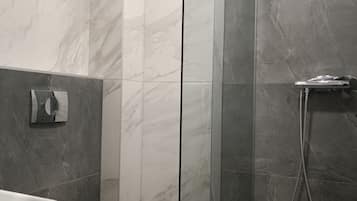 Ducha, artículos de tocador gratuitos, secador de pelo