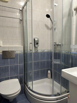 Classic Double or Twin Room | Bathroom | Shower, free toiletries, hair dryer - Rooms Madison (Zagreb)