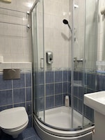 Ducha, artículos de tocador gratuitos, secador de pelo