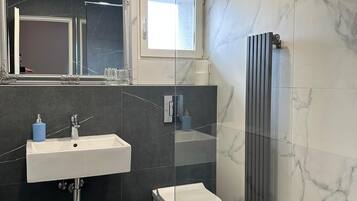 Classic Double or Twin Room | Bathroom