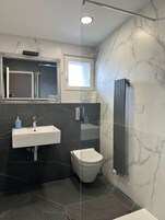 Klassieke kamer, 1 twee- of 2 eenpersoonsbedden | Badkamer | Een douche, gratis toiletartikelen, een haardroger