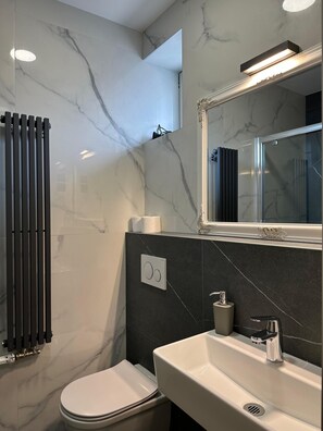 Classic Single Room | Bathroom | Shower, free toiletries, hair dryer - Rooms Madison (Zagreb)