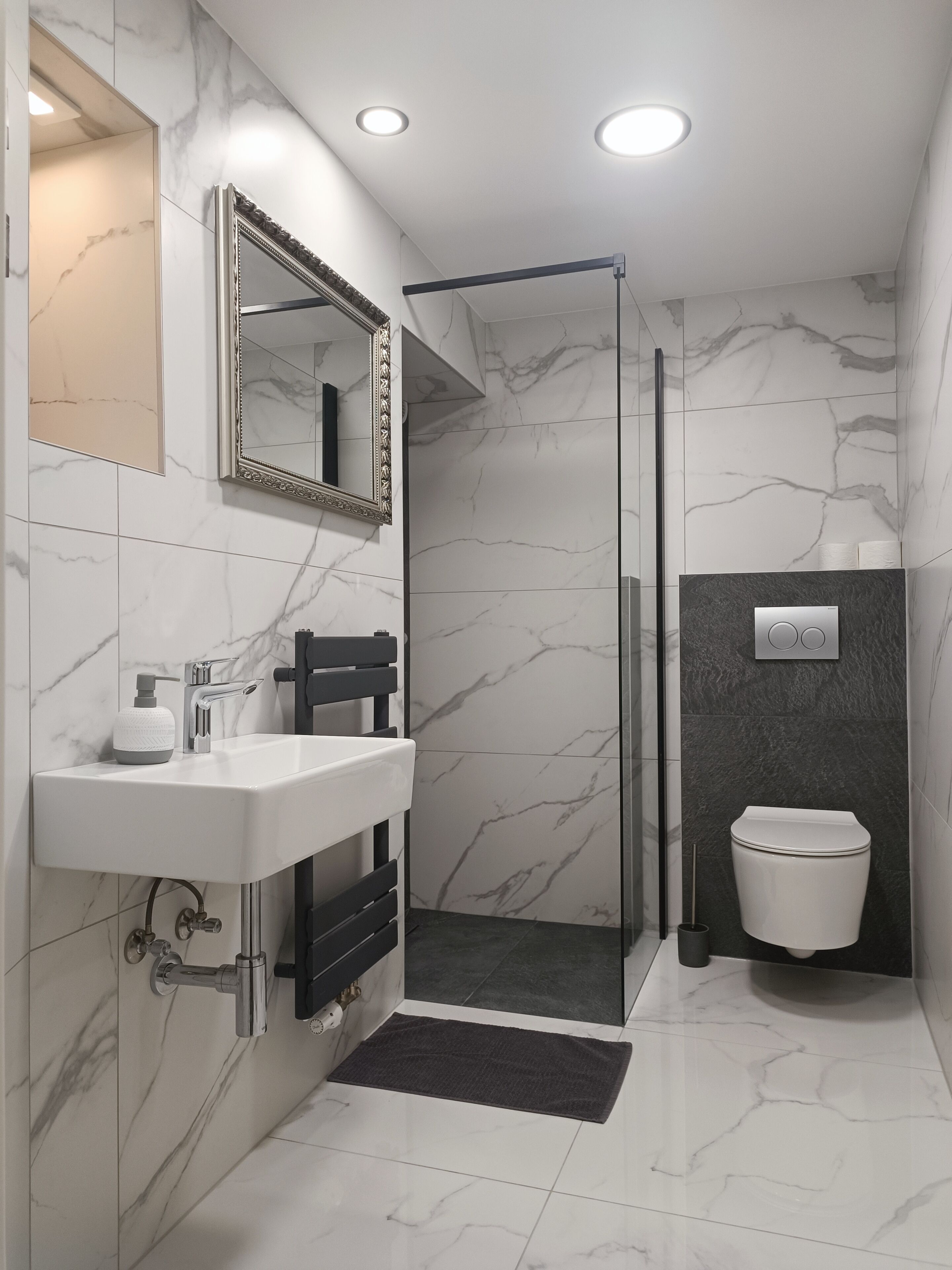 Shower, free toiletries, hair dryer