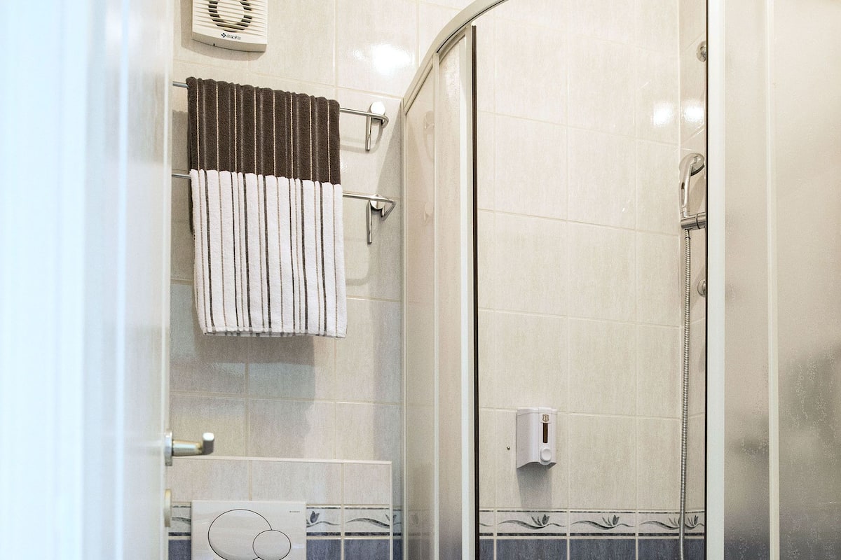 Douche, articles de toilette gratuits, sèche-cheveux